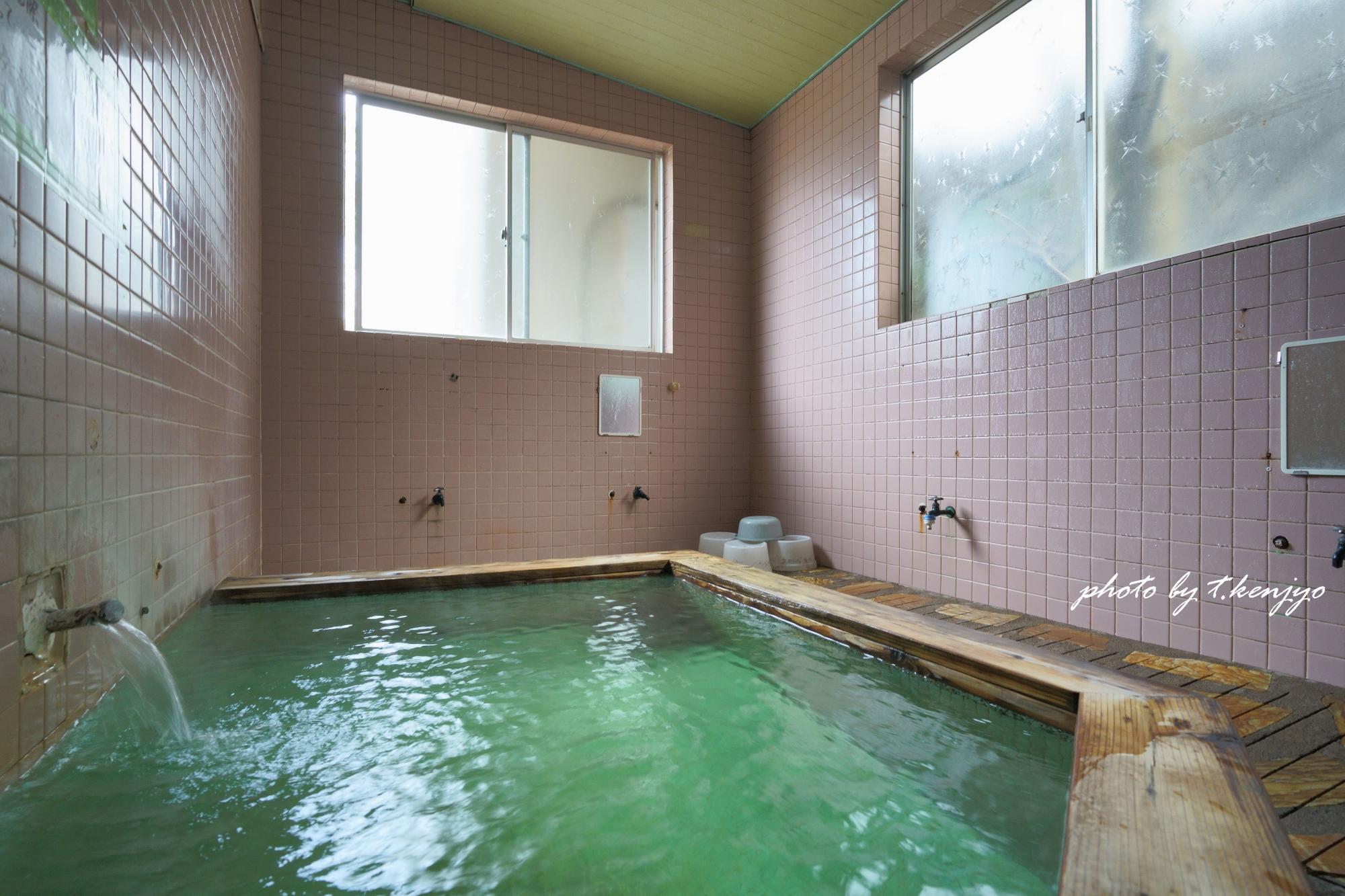 状況によってはエメラルドグリーンに変化する極上硫黄泉