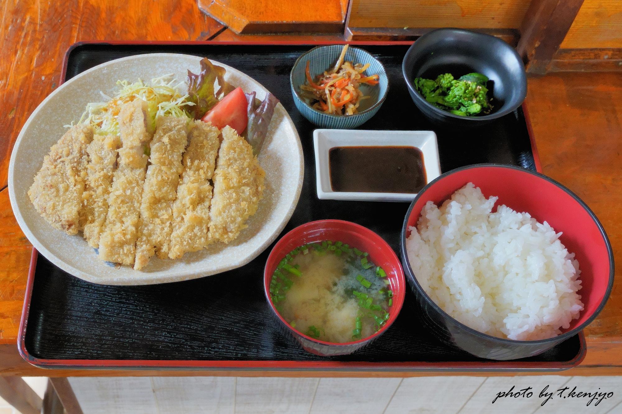 とんかつ定食 700円