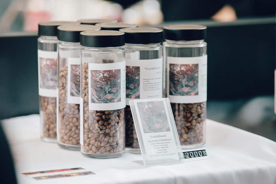 パッケージのデザインは、「テンセイプロジェクト」という名前で、コルシカのオープンからの常連で、今は親しい友人でもある方が、2022年に吉村さんのコーヒーを飲んでイメージした抽象画を採用したもの。近年では逆にデザインに合わせるように心がけて焙煎するようになったと話す吉村さん。