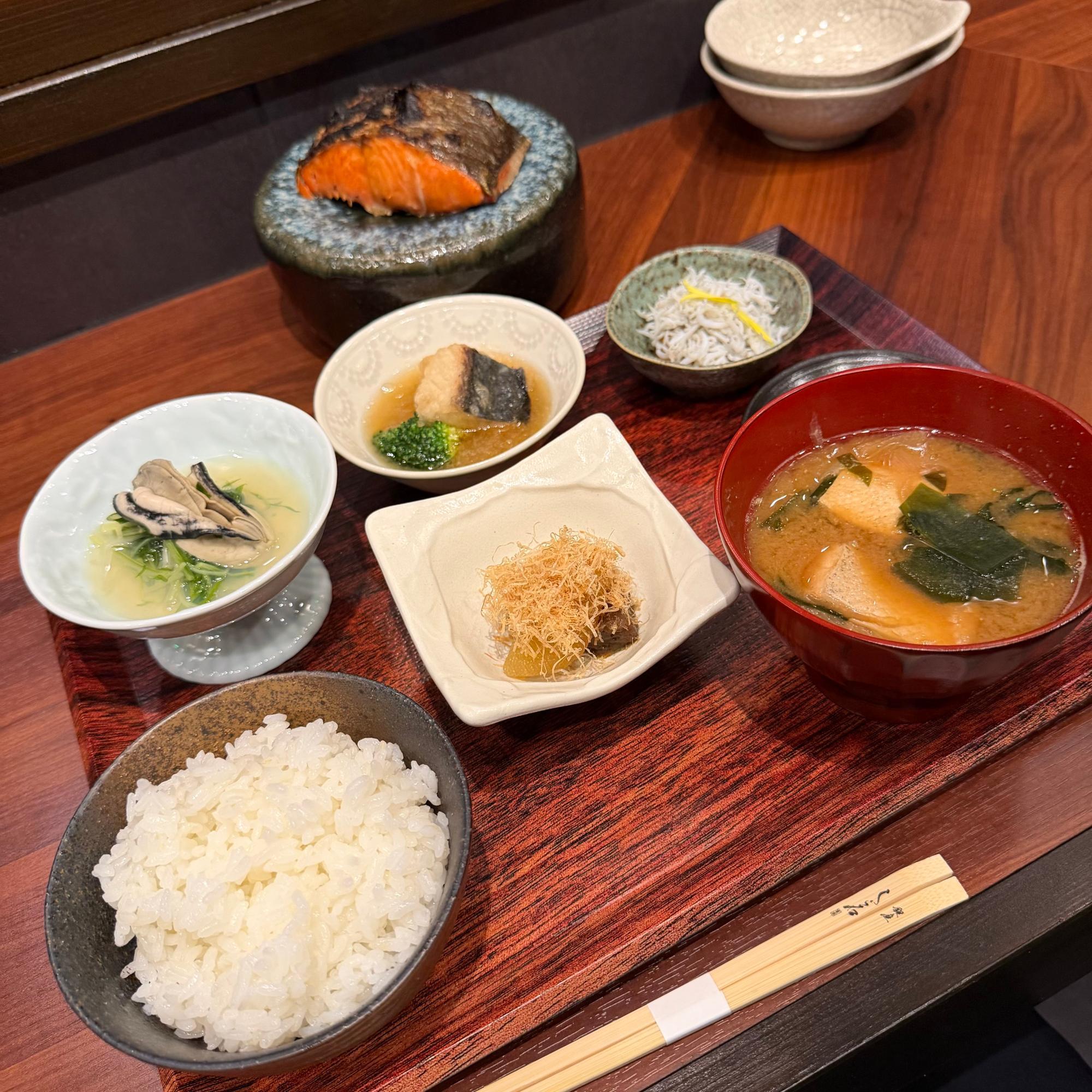 今回は王道と銘打たれた「別邸御膳 厚切り塩鮭（2,500円 ）」をチョイスしました。