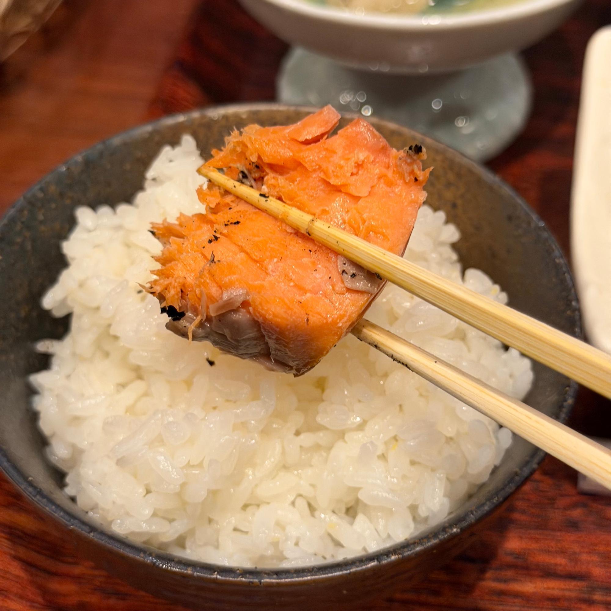 羽釜で炊き上げられた銀シャリは、お米の一粒一粒が立っていて、鮭の塩気とお米の甘みが最高のループを生み出します。