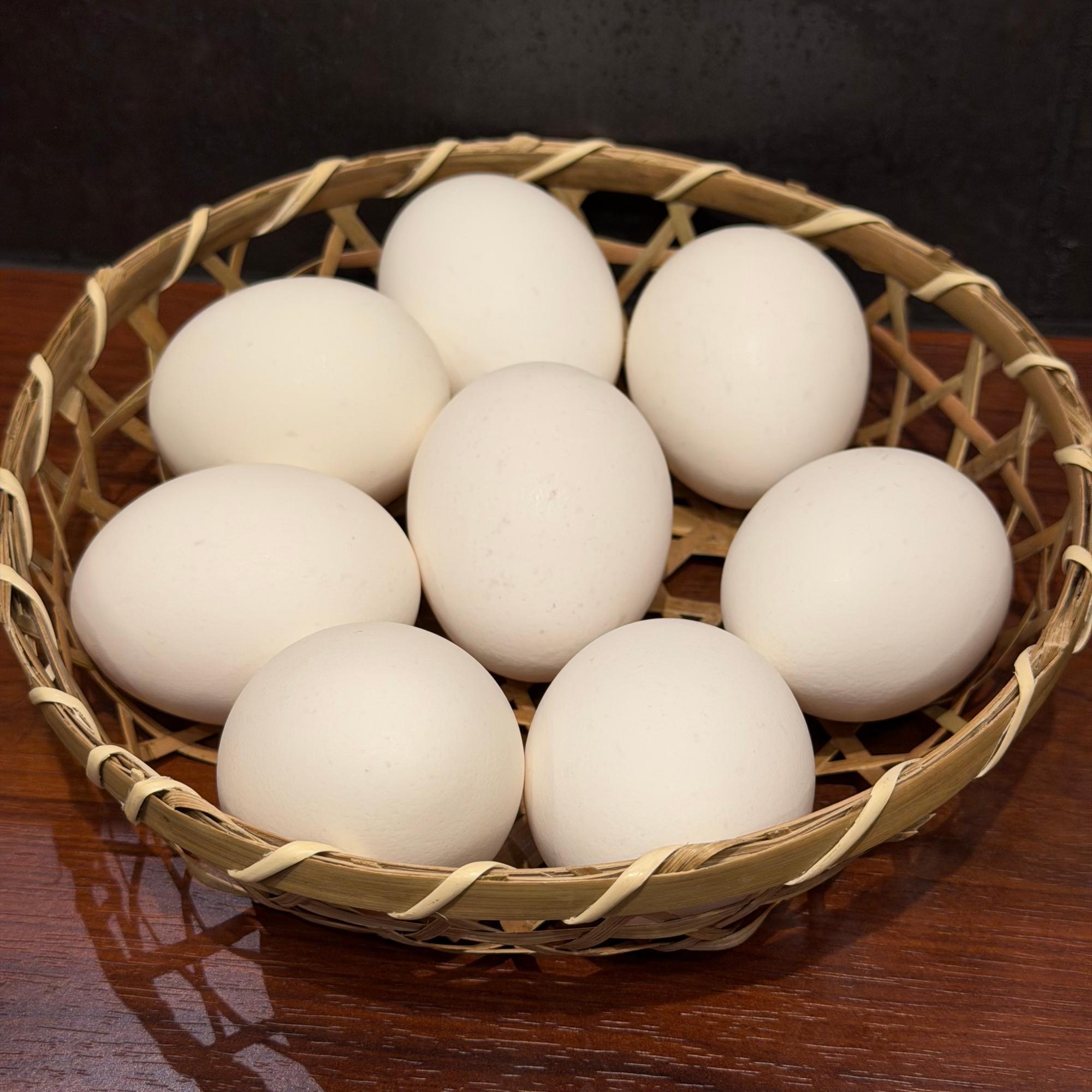 さらに驚きなのが、生たまごと魚の旨みが凝縮された具沢山のあら汁が食べ放題という太っ腹なサービス。