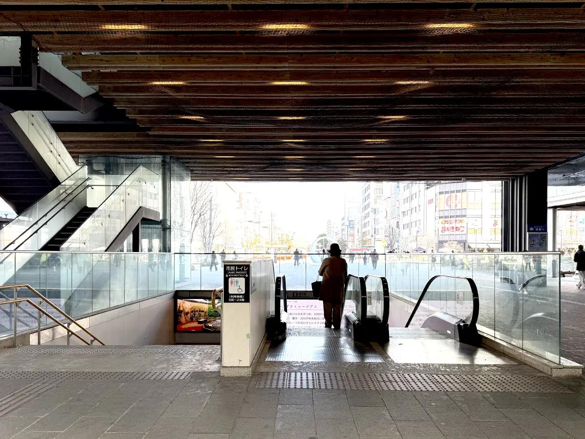 このエスカレーターを降りるとキャッスルガーデン側の入り口につながります。