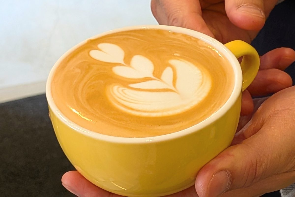「カフェラテ」単品 650円（税込）この日描かれたラテアートはチューリップ。待ち遠しい春を感じさせるデザインにほっこり