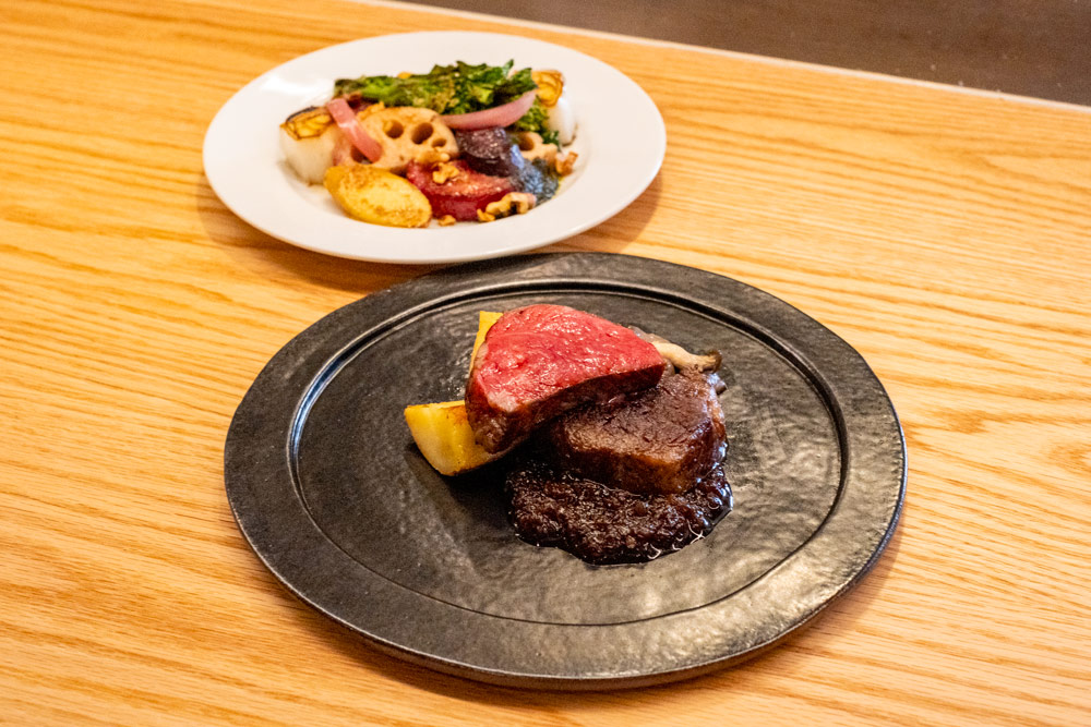 今回は淡路牛の「リブロースステーキ」と「兵庫県産 焼き野菜のサラダ」をいただきました