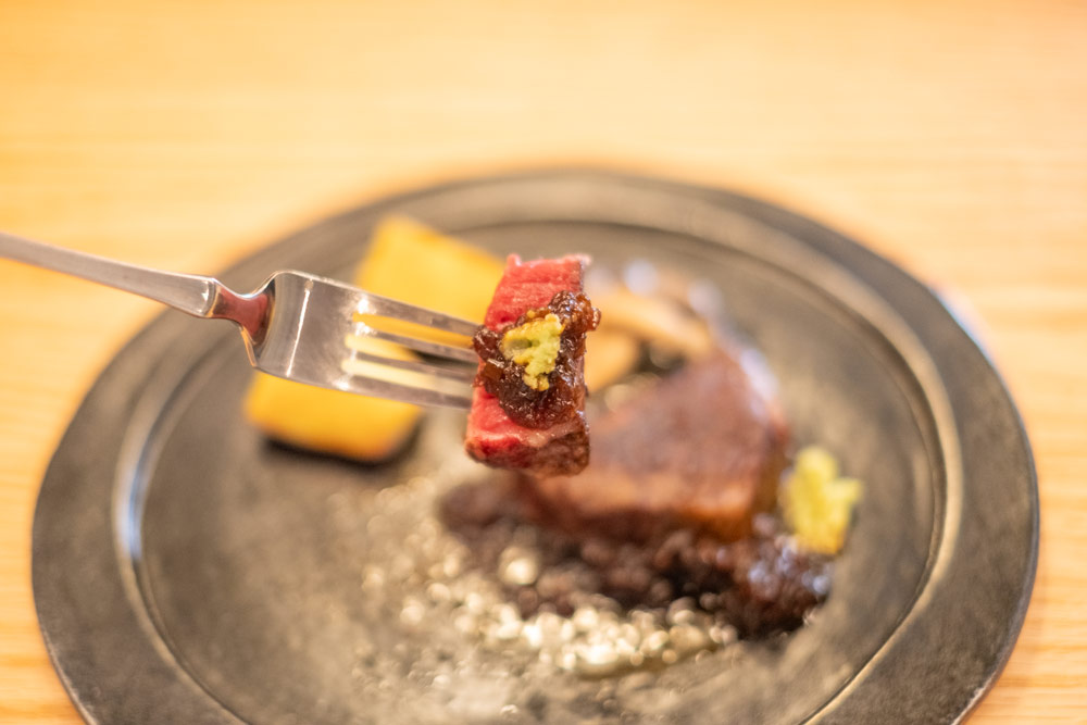 赤身がメインでサシ（脂）も上質（融点が低くさらっとしている）。胃もたれの心配いらずなお肉です