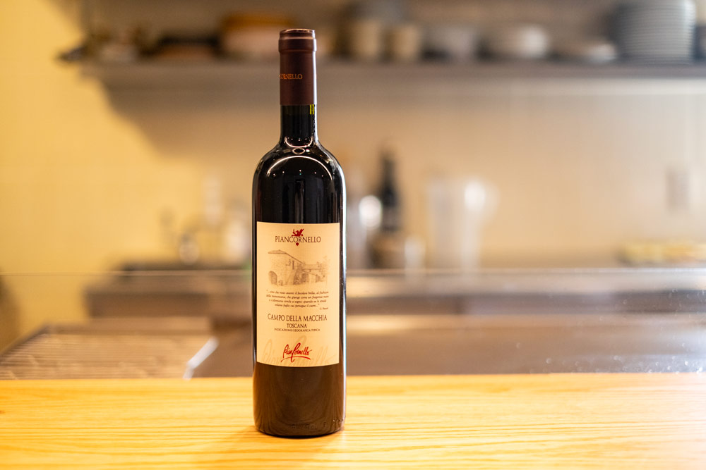“赤身とともにあるワイン”と言われる「ピアンコルネッロ トスカーナ・ロッソ カンポ・デッラ・マッキア」