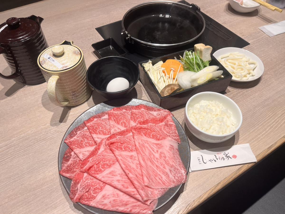 「プレミアムすき焼き定食」から「極上和牛定食」Mサイズ 3,938円（税込）