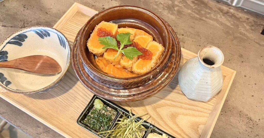 三宮『とんかつ四郎吉』にいろんな食べ方で楽しめるサーモンレアカツひつまぶしが登場 | Kiss PRESS(キッスプレス)