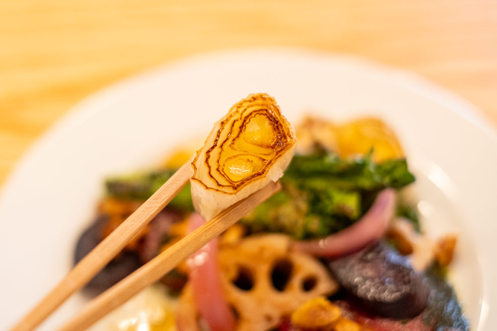 旬の野菜が持つ甘みや滋味をふんだんに味わえる“主役級”の一皿で、これだけでもワインが進むこと間違いなし！