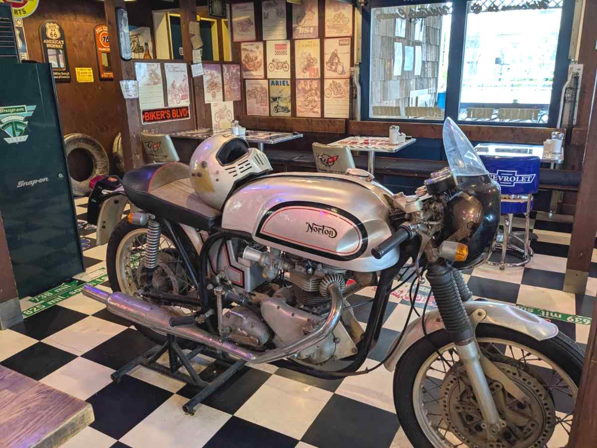 店内に大型バイクが！？かっこよすぎてこちらもついつい写真を撮りたくなります