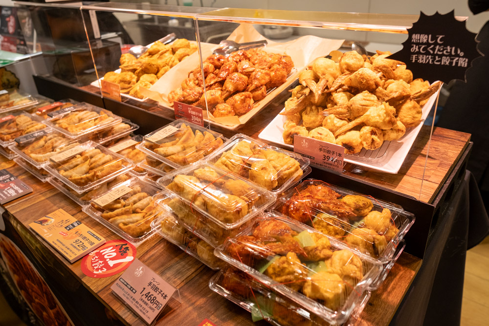 鶏の手羽先に餃子餡を詰め込んだ「手羽餃子」も気になる！