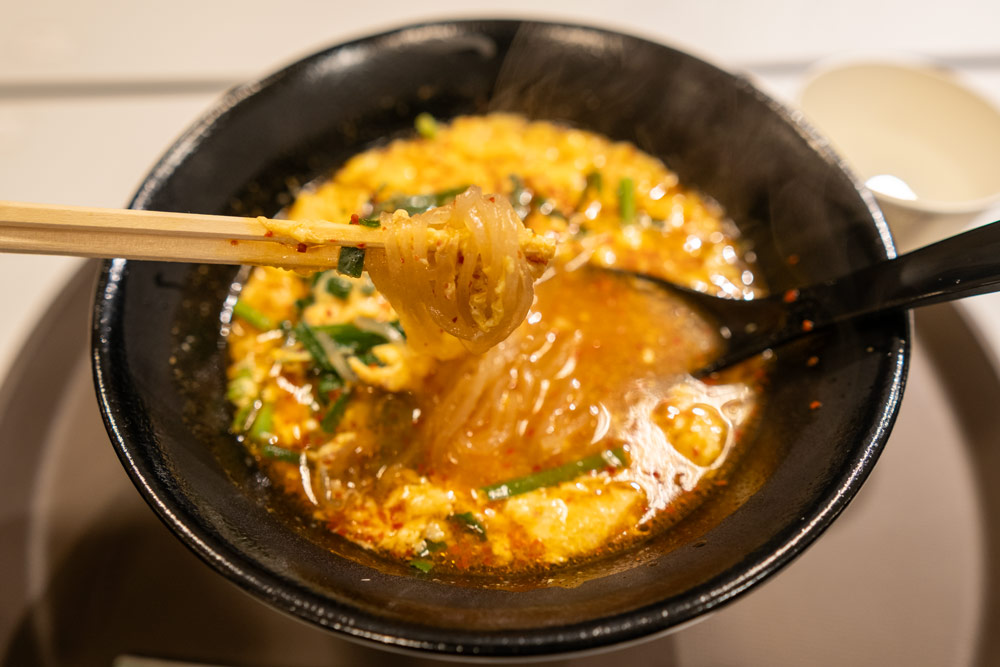 記者は「中辛」をいただきました。辛さで口の中がヒリヒリするほどではありませんが、発汗作用は抜群！ハンドタオルの持参をおすすめします（笑）