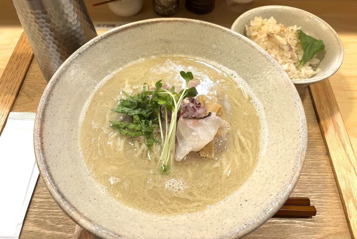 「真鯛そば（パイタン）」1,000円、「鯛めし」290円（ともに税込）