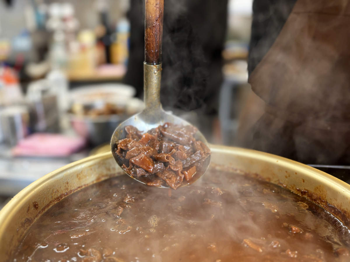 昼飲み立ち飲み最高♪駅から1分『新開地ホルモン チヤップリン』で味わう絶品ホルモン [画像]