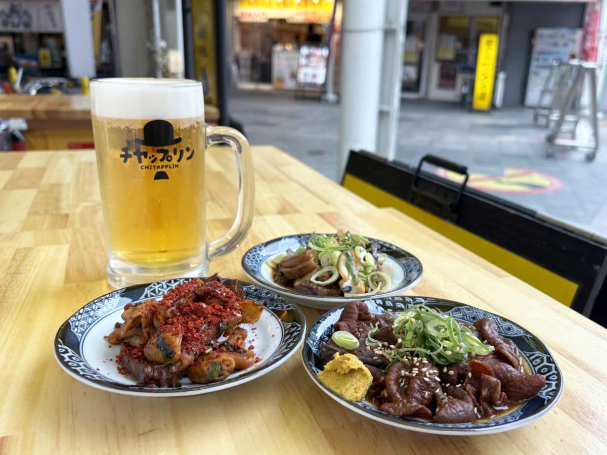 （左手前）「新開地ホル煮」380円、（奥）「無化調ホルモン焼き」420円、（左手前）「激辛ホルモン焼き」420円、「生ビール」450円（各税込）