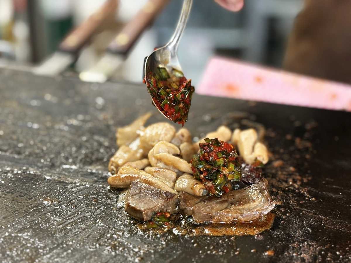 昼飲み立ち飲み最高♪駅から1分『新開地ホルモン チヤップリン』で味わう絶品ホルモン [画像]