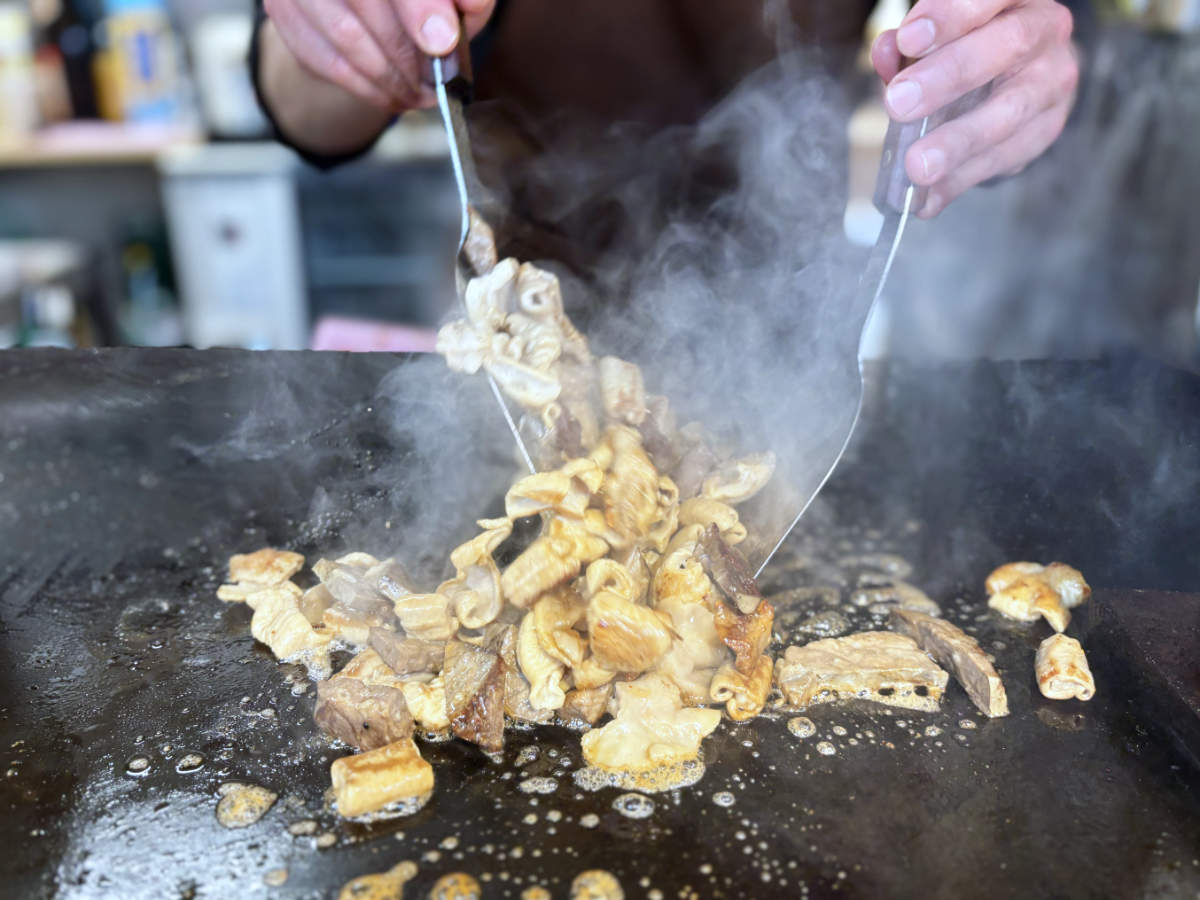 昼飲み立ち飲み最高♪駅から1分『新開地ホルモン チヤップリン』で味わう絶品ホルモン [画像]