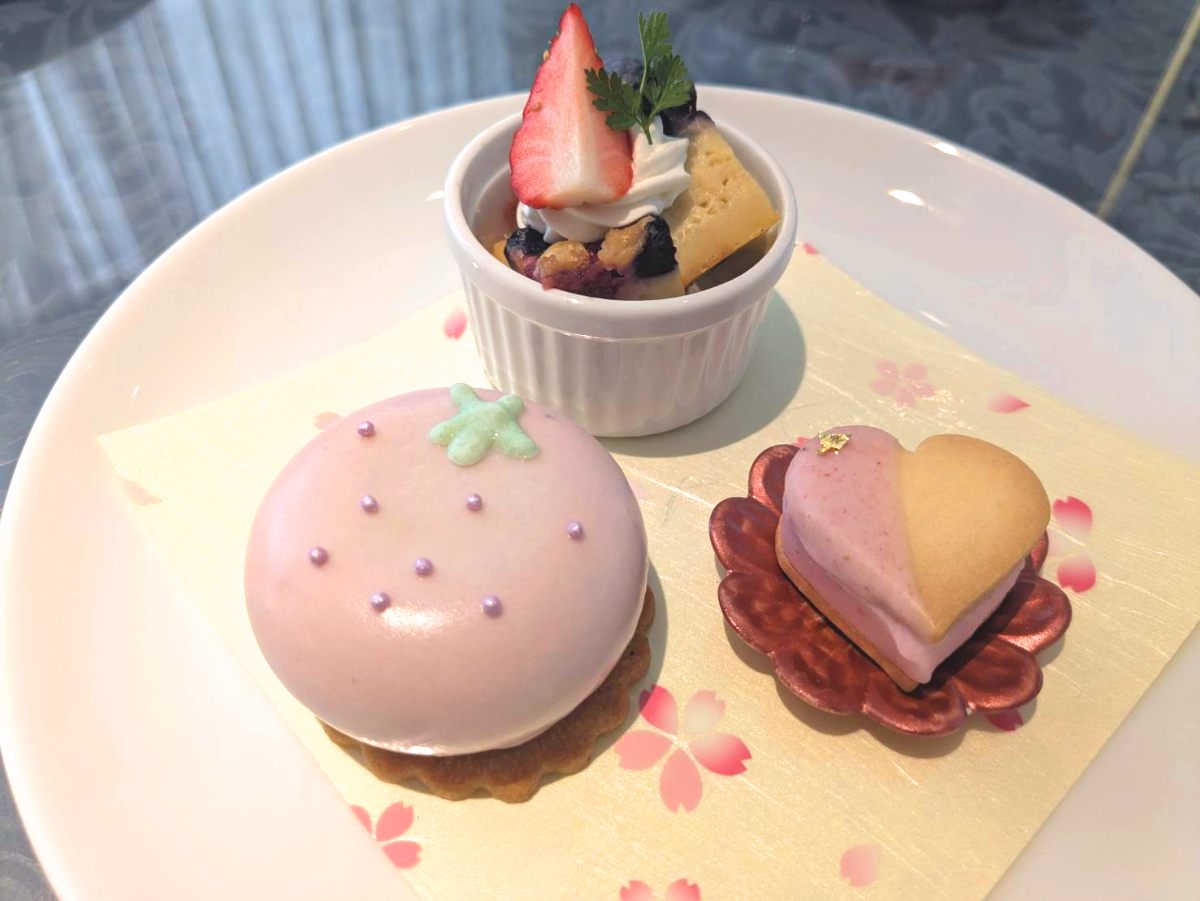 2段目「フランス」がテーマ。「いちごとキャラメルのムース ・ベリーのクラフティ・いちごガナッシュサンドクッキー」