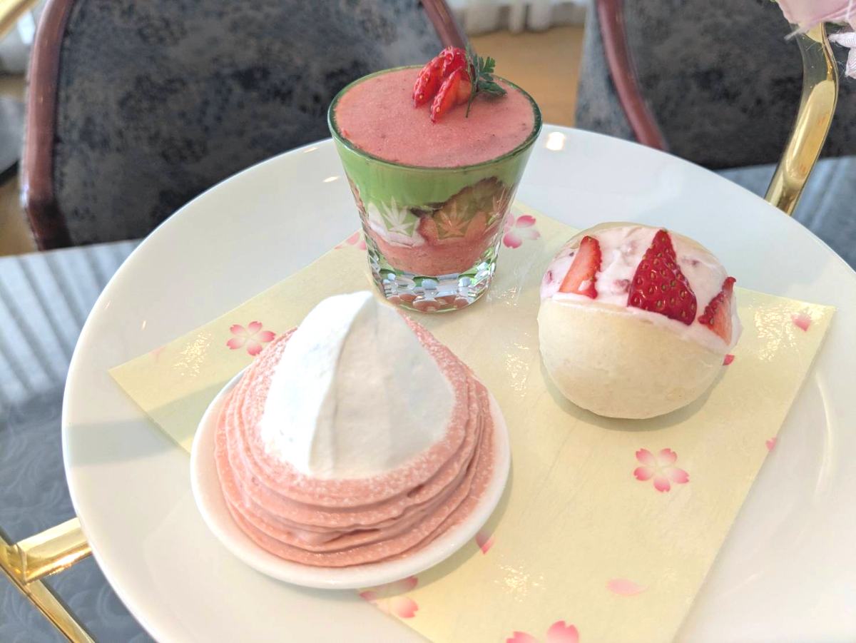 1段目「イタリア」がテーマ。「いちごのイタリアンモンブラン・いちごのマリトッツォ・いちごのティラミス」