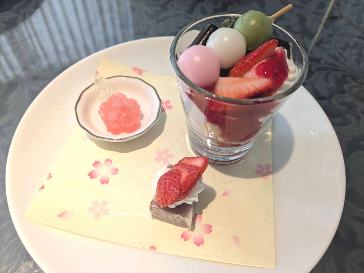 3段目「日本」がテーマ　「抹茶とほうじ茶のお花見パフェ・いちごのきんつば・琥珀糖」