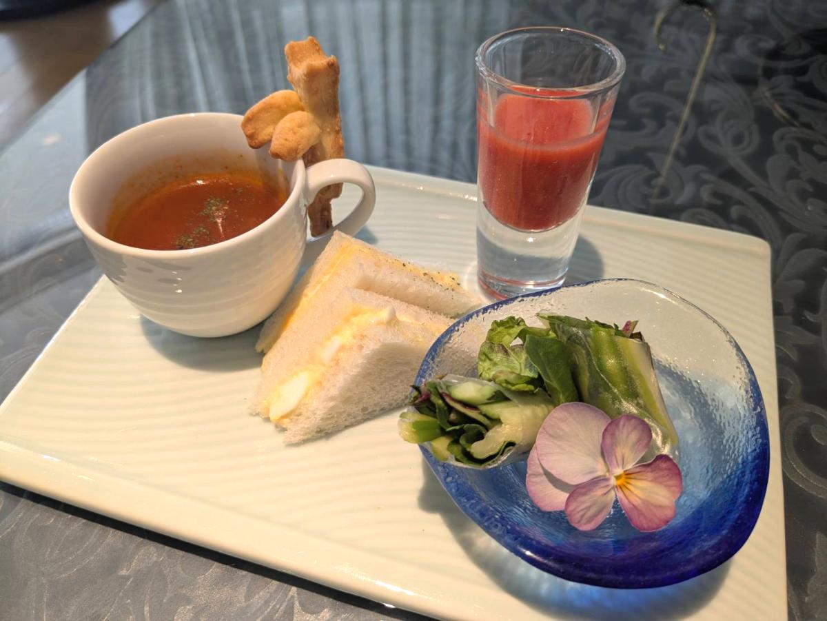 「セイボリー」　ミネストローネとチーズサブレ・たまごサンド・春サラダ いちごドレッシング