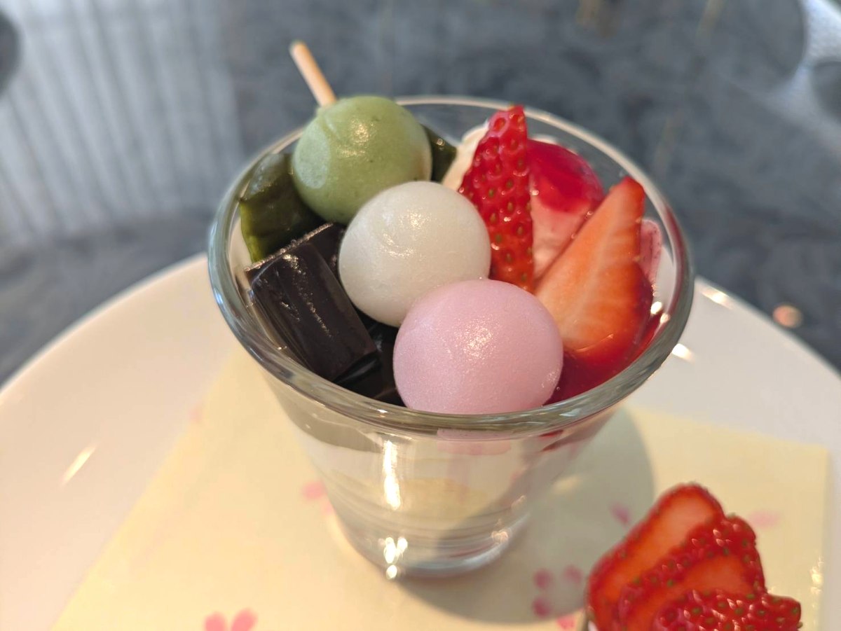 「抹茶とほうじ茶のお花見パフェ」