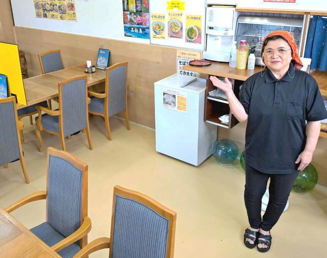 笑顔で「いらっしゃいませ」と客を迎える座波幸美さん＝９日、石垣市石垣
