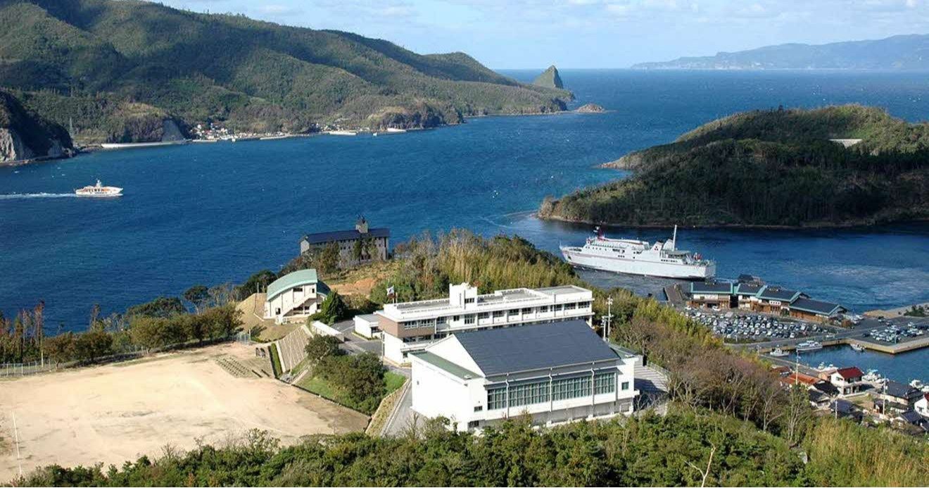 海に囲まれた隠岐島前高校。島の自然そのものが、学びのフィールドになっている　（写真：学校提供）