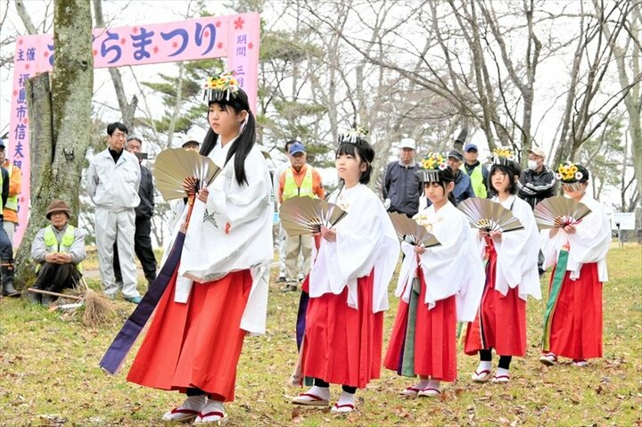 さくらまつり始まる　児童が巫女舞を披露　福島市の大森城山公園