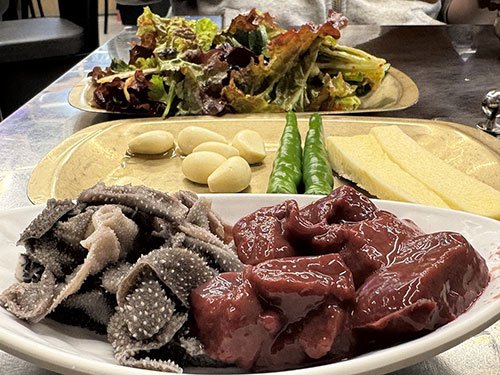 レバ刺しにセンマイ刺し。メインではなく副菜のパンチャンとして出てきます。おかわりし放題。これはうれしい