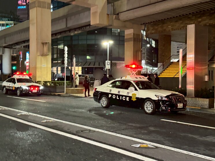 現場となったサンシャインシティにかけつけた警察車両（撮影／集英社オンライン）