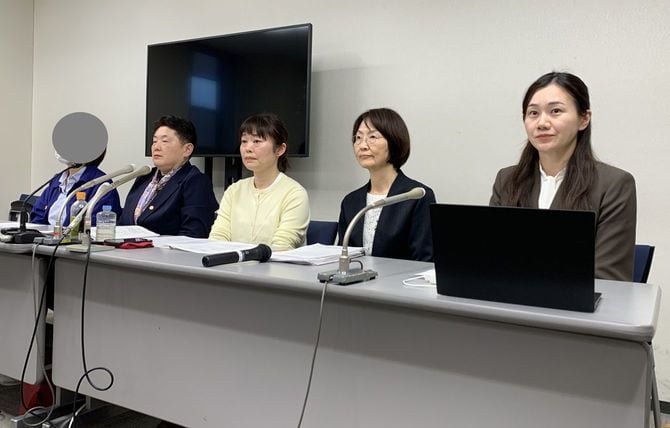 2026年3月2日、代理人を務める田中嘉寿子弁護士（左から2人目）らと共に会見を行った、ひかり氏（左から1人目）、東京都千代田区　※プライバシー保護のため画像を一部加工