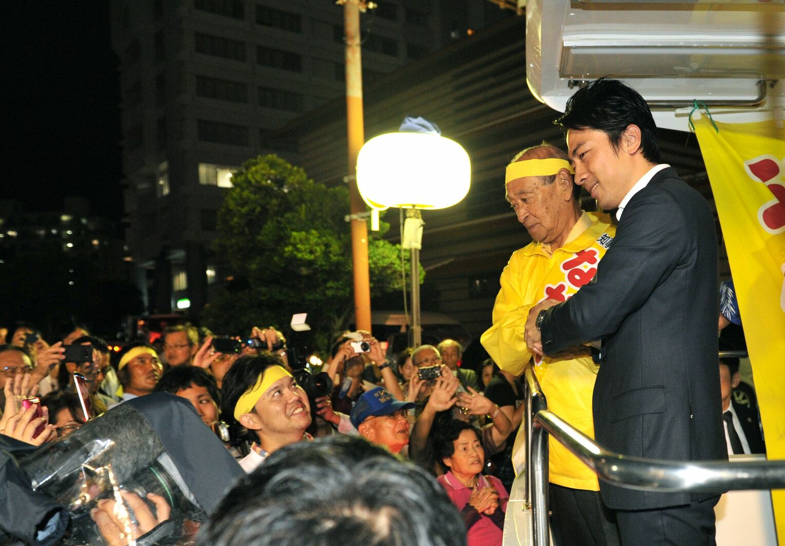仲井真弘多さん（左）の応援に駆けつけた小泉進次郎さん＝２０１４年１１月、那覇市おもろまち