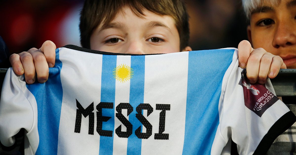 メッシのユニフォームを持った子ども