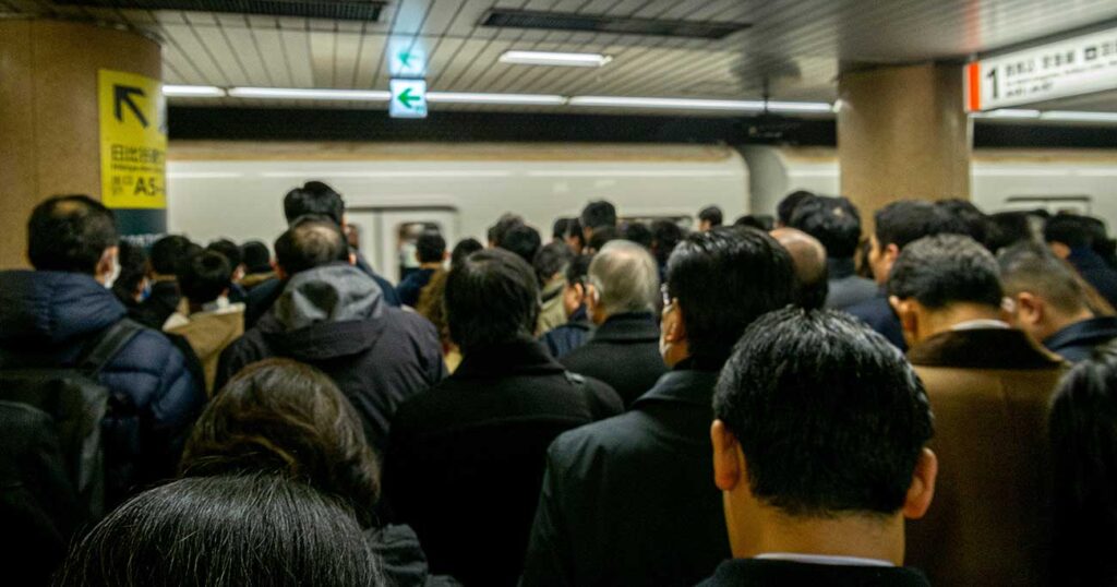 「うっ、臭う…」満員電車で隣からきつい体臭が。インド人が放った“衝撃の正論”に絶句 | インド人は悩まない | ダイヤモンド・オンライン