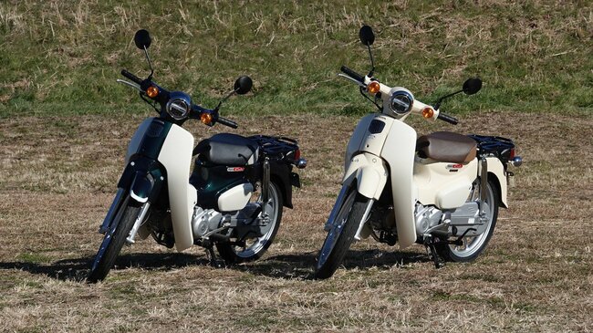 新基準原付の「スーパーカブ110Lite」（右）と、小型2種免許が必要な「スーパーカブ110」（左）