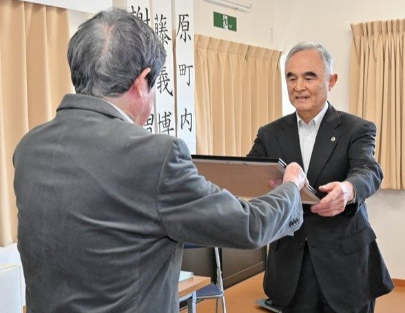 草刈りやごみ拾いに貢献し２７年　斎藤義博さんに感謝状　福島市松川町の北原町内会