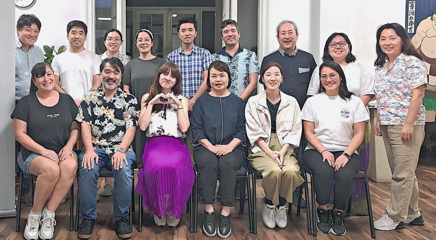 記念写真に納まる伊是名カエさん(前列右から3人目)や上米良貴博さん(後列右から3人目)、元JICA研修生ら=2月、アルゼンチン