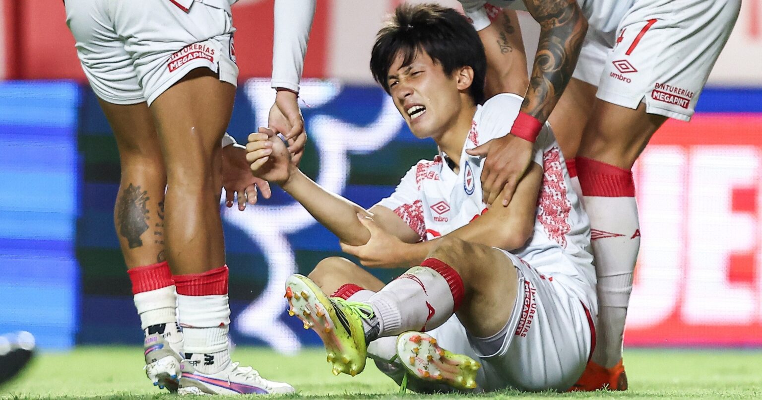 「すぐ潰された」20歳FW貴田遼河がアルゼンチンで浴びた洗礼…ロス五輪世代FWなぜ南米に移籍？ 殺伐としたスタジアムで「まったく通用しない」と痛感した日 - 海外サッカー - Number Web