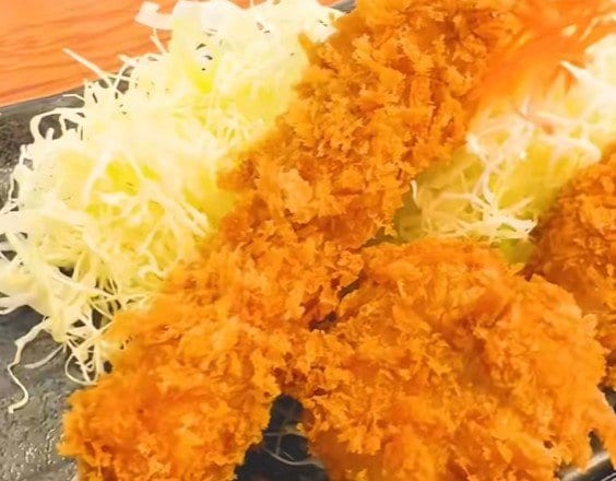 兵庫県の道の駅で味わえる「衝撃のビッグエビフライ」とは?「ご飯が止まらない」「脳天までぶち上がる」