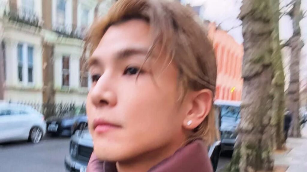 岩田剛典 “イギリス留学”姿をお披露目！“ホームステイ”部屋ショットや街歩く近距離自撮りオフショットに「イギリスがよく似合ってる」 | めざましmedia | “好き”でつながる