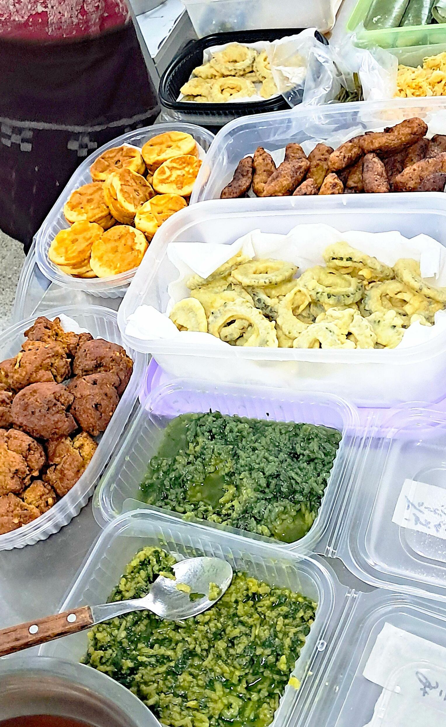 <div class="caption">フロレンシオ・バレラ日本人会の女性たちが持ち寄った家庭料理</div>