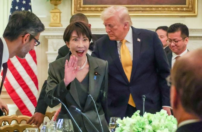 ホワイトハウスの夕食会で出席者に笑顔で手を振る高市早苗首相(中央左)とドナルド・トランプ米大統領(同右)=2026年3月19日、アメリカ・ワシントン