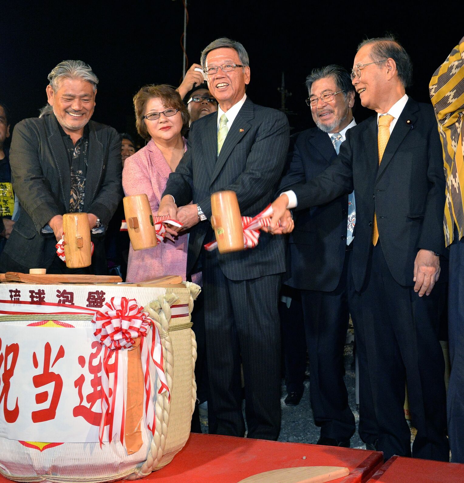 当選確実を決め、鏡開きをする翁長雄志さん（左から３人目）＝２０１４年１１月、那覇市壺川