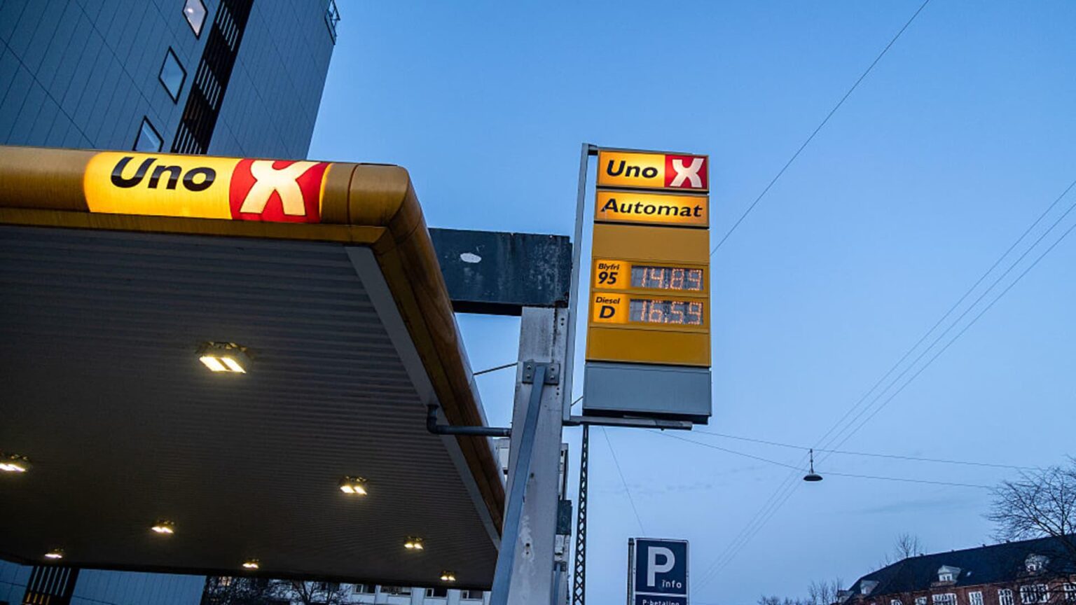 「お願い、お願い、お願い」：デンマーク、原油価格高騰で国民に車の運転を控えるよう呼びかけ