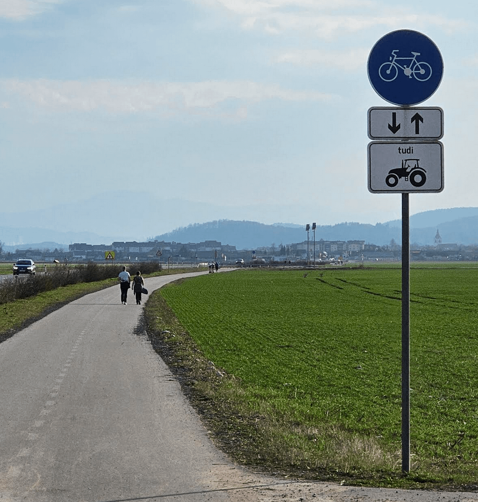 自転車道をサイクリング中…