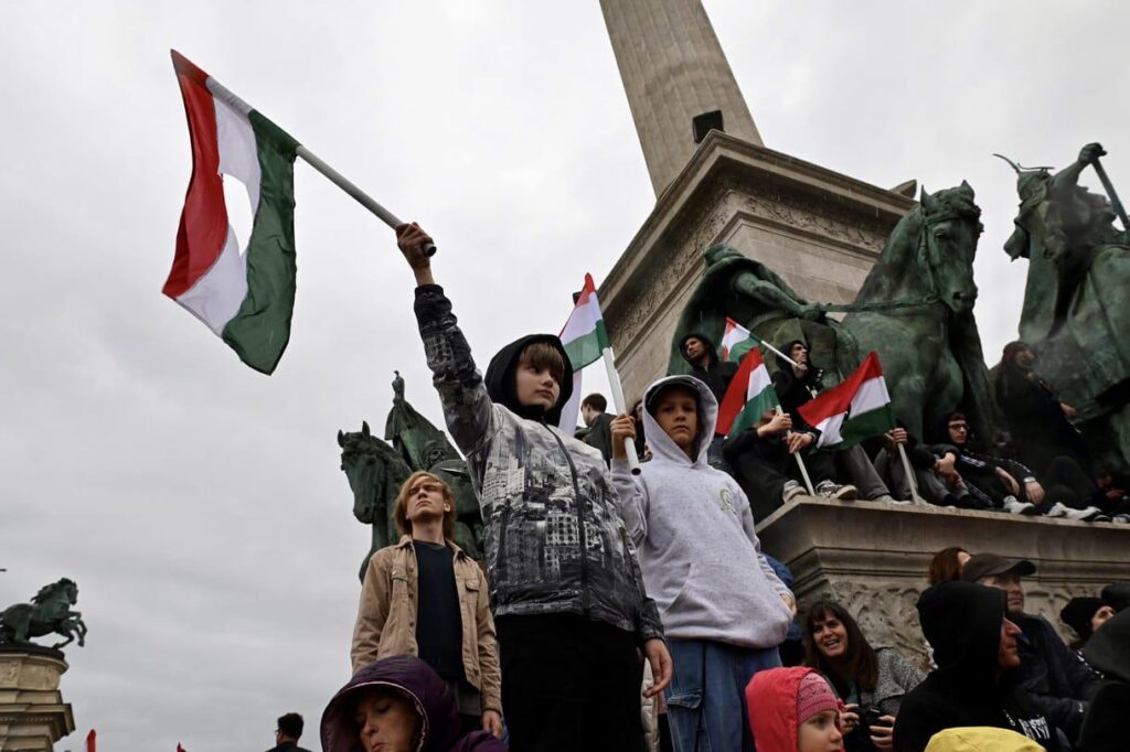 中央値: ティサは若者の間で 3 分の 2 の過半数を占め、卒業生の間ではほぼ 3 分の 2 を占めています。