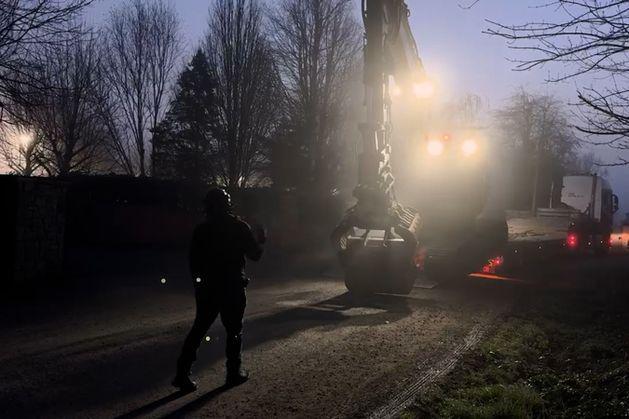 「請求書はミッキーマウスに送って」－ローズ・マレーさん、ミースの家の取り壊し費用は「納税者に戻ってくる」と早朝採掘労働者が敷地に到着すると語る