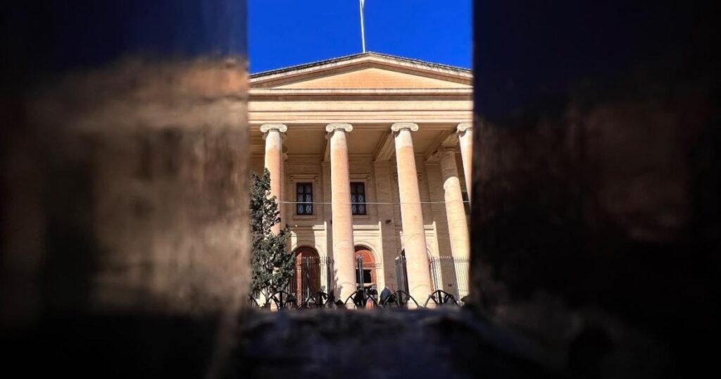 マルタでは頻繁に執行猶予付きの判決が下されるため、この判決は私にとって際立ったものでした。他の人がどう思うか興味があります。